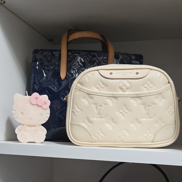 Louis Vuitton Beige Crossbody Bag - Picture 6 of 11